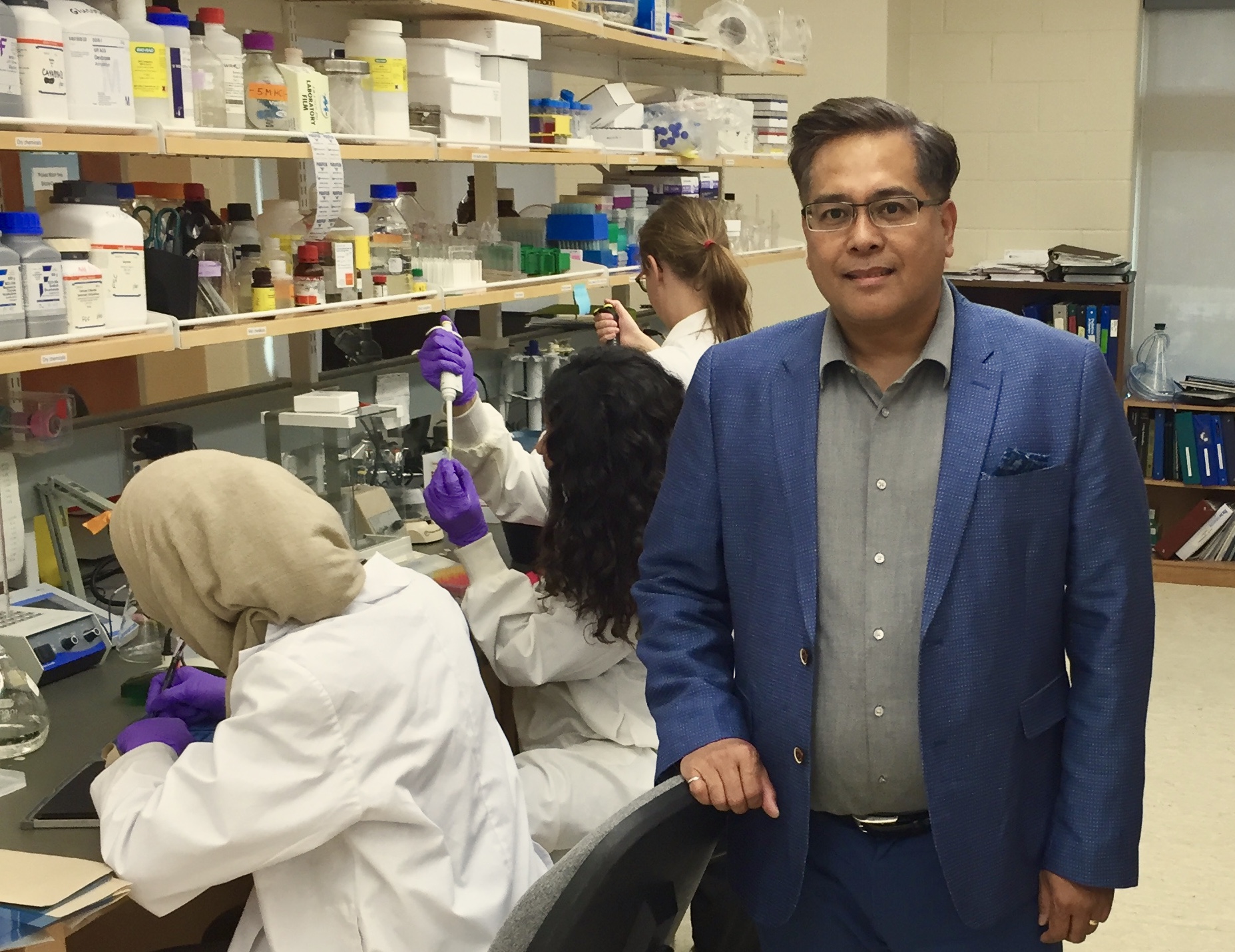 Professor Cayabyab in his laboratory at the University of Saskatchewan. (Photo: Submitted)